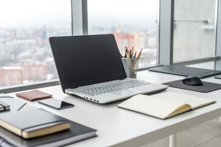 Moderner Arbeitsplatz mit Blick auf Stadt und Laptop