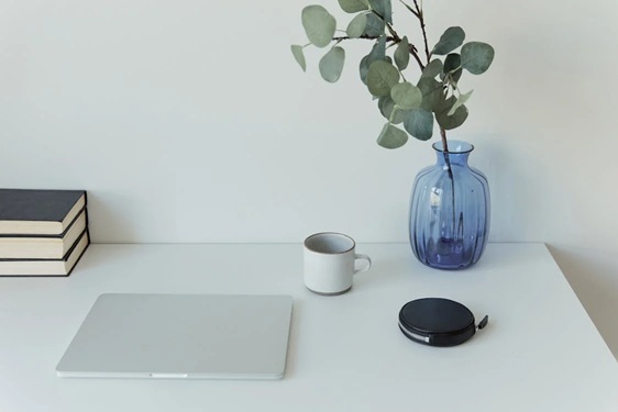 Minimalistischer Schreibtisch mit Technik